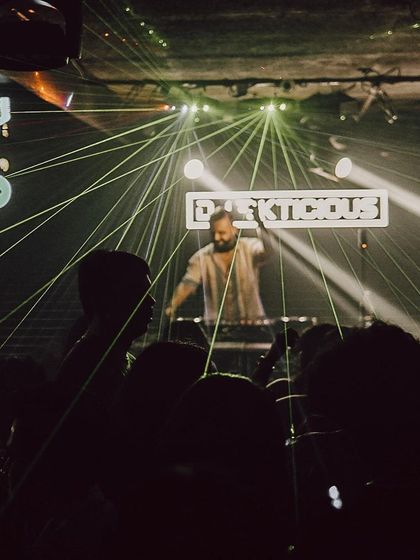 Let's seize the Saturday night like a star in our pocket. A dramatic shot with lasers at Indigo XP.