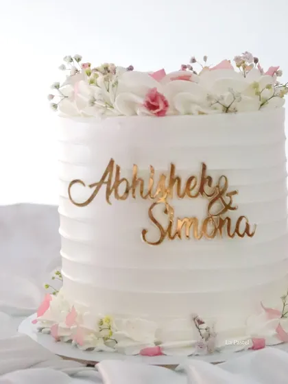 A side view of the personalized single-tier cake for Abhishek and Simona.