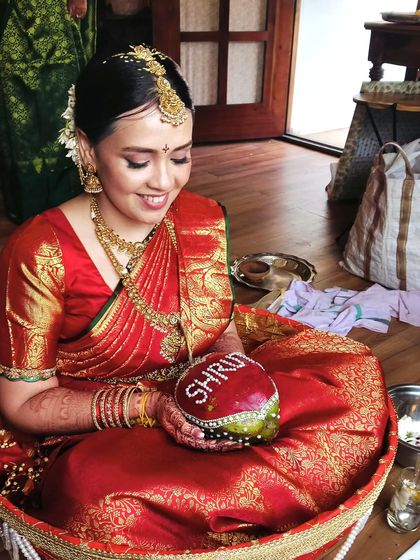 For her pre-wedding ceremony, bride Shruti wore a red Banarasi saree that I had pre-pleated. This service is ideal for destination weddings, as it ensures a perfect drape in minutes.