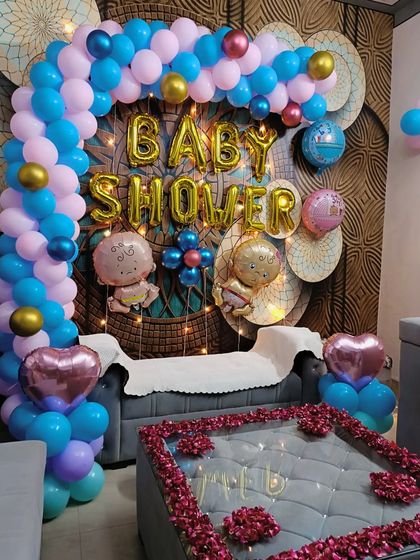 The full baby shower setup, showing how the balloon pillars and the main arch work together to create a festive and decorated space for the family to celebrate.