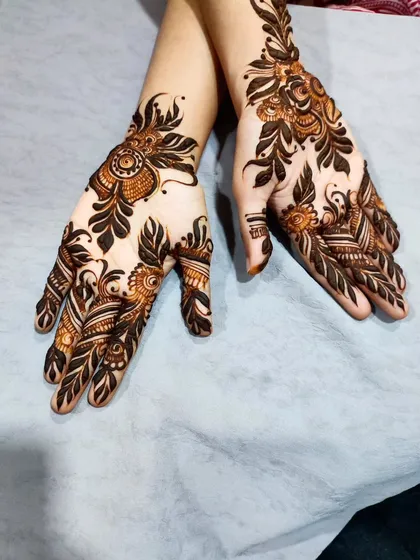 Another angle of the bold leaf design, showing how it wraps elegantly around the hand.