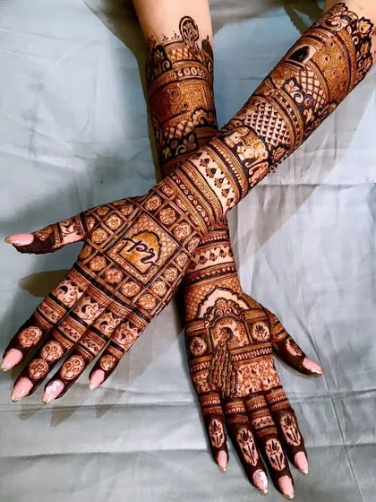 A full-coverage design featuring a jaal (net) pattern on one hand and a bride figure on the other.