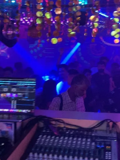 A view from my console during the 15th-anniversary celebration of Nolimmits. The place was buzzing.