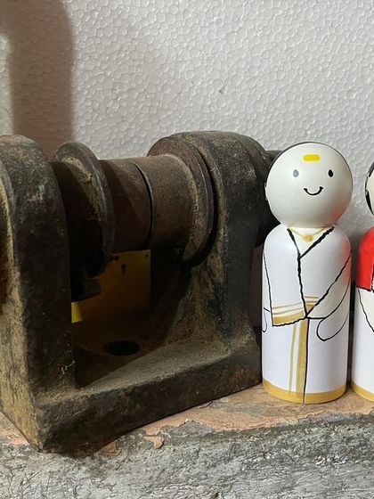 These minimalist dolls represent a traditional Indian couple. Their simple, elegant design and clean lines showcase a modern aesthetic while being crafted with the same authentic techniques and natural materials.