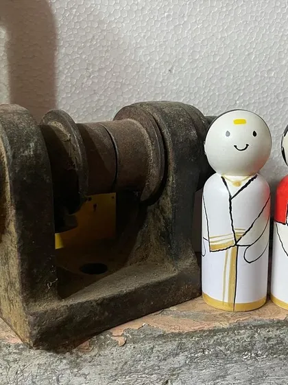 These minimalist dolls represent a traditional Indian couple. Their simple, elegant design and clean lines showcase a modern aesthetic while being crafted with the same authentic techniques and natural materials.