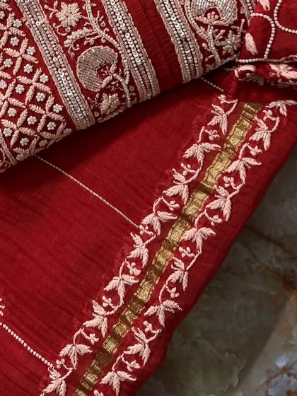 A macro shot of the dupatta border, highlighting the gold zari accent and the delicate floral embroidery.
