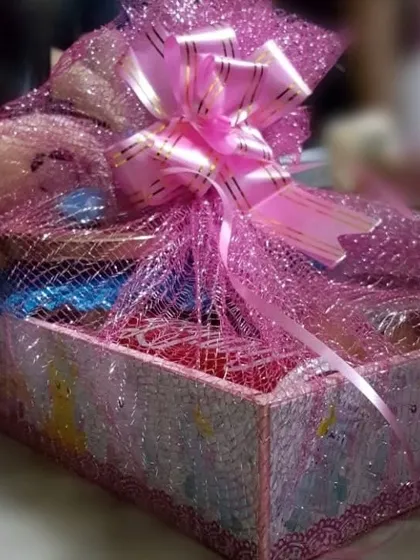 Here is the affordable return favor hamper all wrapped up in pink glittery net with a bow. Even my budget-friendly options are presented with care and style.