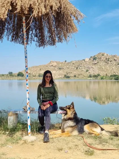 A happy memory from one of our lakeside outings. A well-behaved dog is a welcome companion everywhere, and I can help you achieve that.