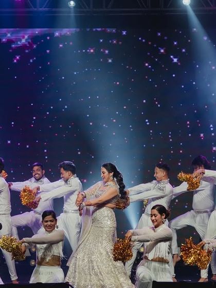 A high-energy bride's performance with her squad and our professional dancers. Using props like these golden pom-poms adds a fun, celebratory element to the choreography and looks fantastic on stage.