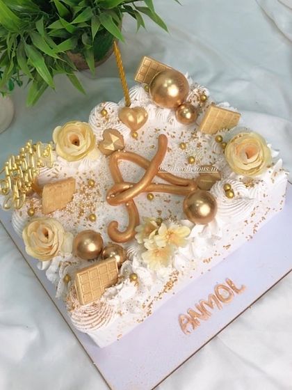 Sheet cakes are making a comeback, and this one is all decked out in white and gold. It’s a great option for serving a larger crowd while maintaining an elegant look with custom initials and gold details.