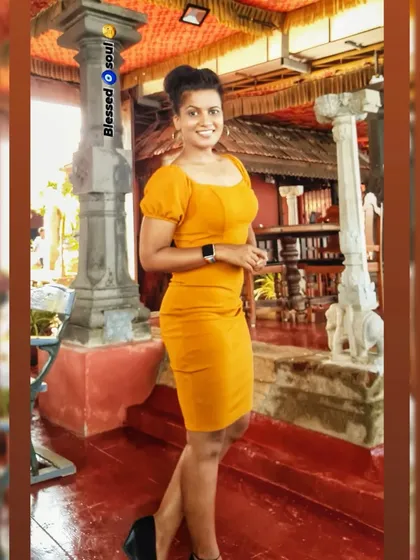 Yellow never goes wrong to uplift your mood and your wardrobe. A picture from a travel day, blending my love for fashion and fitness.