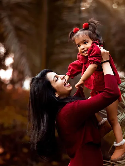 The bond between a Mumma and her baby is just pure magic. I always encourage parents to jump into the photos, and this playful moment from an outdoor family shoot shows exactly why. These are the memories that truly matter.