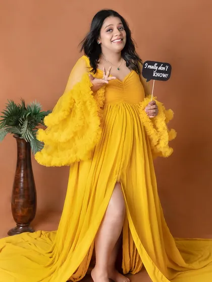 Pregnancy is full of surprises. I love when we can add a bit of fun and personality into the photoshoot. This playful shot captures the happy and spontaneous side of the maternity journey.