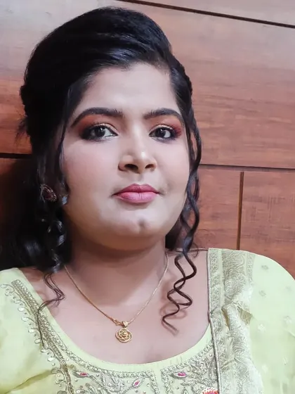 This is a perfect example of my signature party guest makeup. We went for a soft glam look with shimmery eyeshadow and a natural lip color that made her feel beautiful and confident.