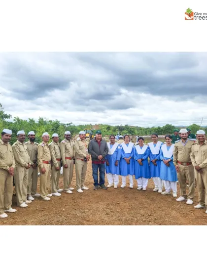 Our founder, Peepal Baba, stands with forest officials and members of the Sant Nirankari Charitable Trust in Pune. Such collaborations with local authorities and community groups are vital for the long-term success of our projects.