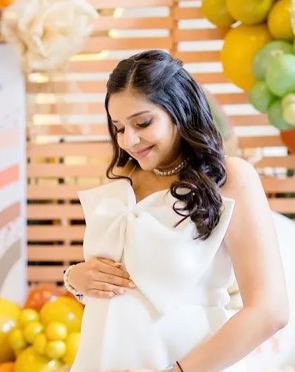 Celebrating the beautiful journey of motherhood. For this baby shower, I created a soft, natural glam look to enhance her radiant glow. The focus was on fresh, luminous skin and gentle definition to ensure she felt comfortable and beautiful throughout her special day.