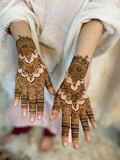 A classic and intricate design with scalloped edges and detailed finger work.