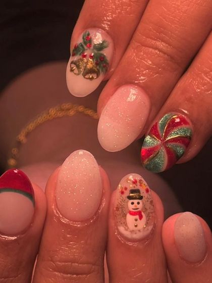 A macro shot of the hand-painted jingle bells and candy swirl. I love how the glitter catches the light.