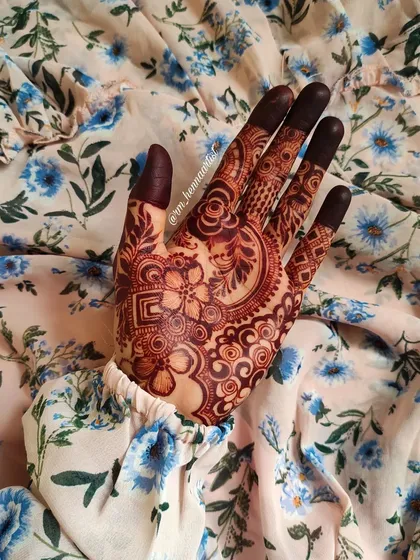 Mashaallah, what a beautiful mature stain. I'm always so happy when I see the henna develop into this deep, lovely colour.