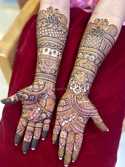 Elegant Engagement Mehendi photo 34