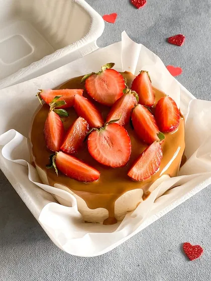 A Strawberry Biscoff bento cake, loaded with fresh strawberries over a Biscoff drip. This was one of our popular options for Valentine's Day.