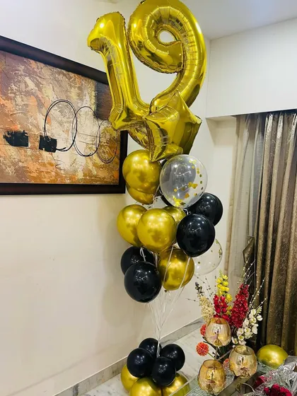 A classic black and gold balloon bouquet to celebrate a 19th birthday. We combine latex and foil balloons to create a dynamic and festive look perfect for him.
