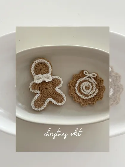 Another view of the gingerbread and cookie charms, perfect for your Christmas tree or as a festive bag accessory. You decide how to use them.