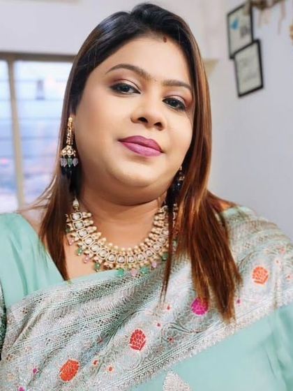 A perfect match of jewellery and outfit. This client looks lovely in a pastel green saree, complemented by a Kundan necklace with mint and pink beads.