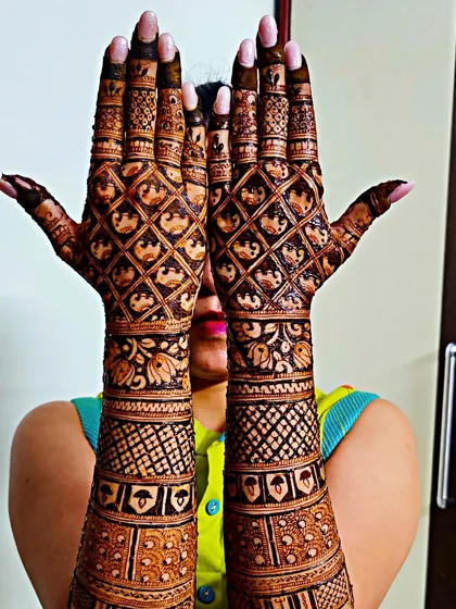 This full-coverage design features a beautiful lotus-and-check pattern on the back of the hands, perfect for a bride who wants a modern yet traditional look.