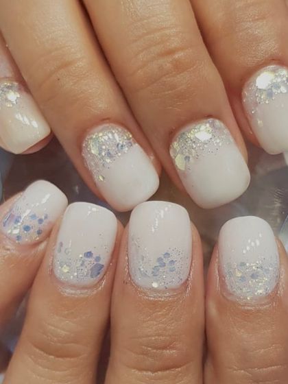 A beautiful inbuilt glitter design. Chunky silver glitter is encapsulated within these milky white nails for a look that's smooth to the touch but full of sparkle.