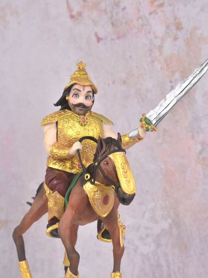 A duplicate image of the full topper, showing the dynamic pose of the king on his horse.