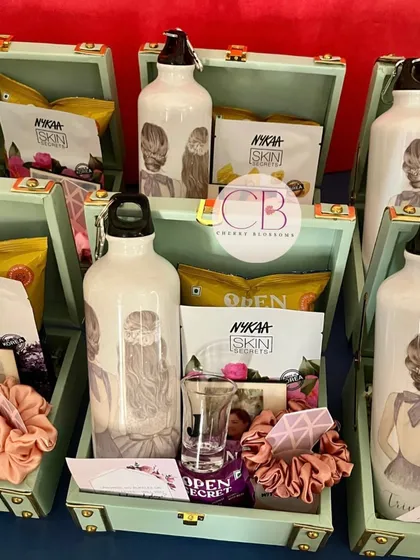 A full set of our popular bridesmaid hampers. Each personalised trunk box is filled with a custom sipper, shot glass, polaroid magnet, snacks from Open Secret, and self-care items from Nykaa.