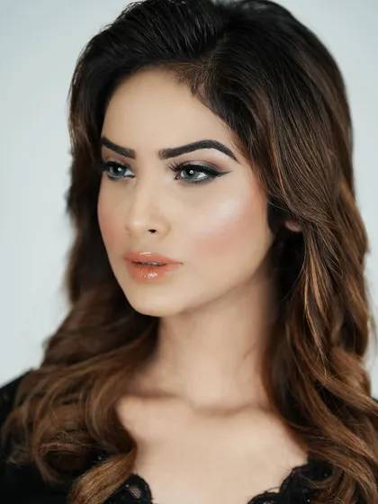 This image shows the clean, sharp wing and the glowing skin, hallmarks of a professional makeup application.