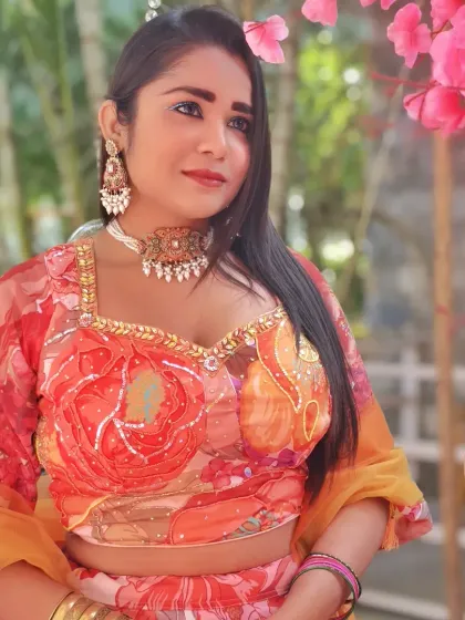 A close-up look at my makeup and jewelry for the Mehndi function. I coordinate every detail of my look to match the event's theme and color scheme.