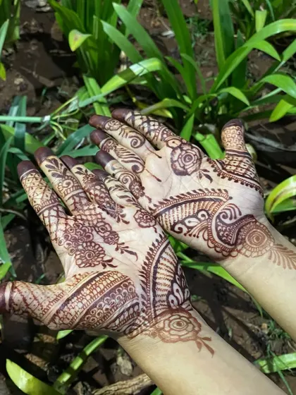Another angle of the beautiful, dark henna stain. The details of the design are still crisp and clear.