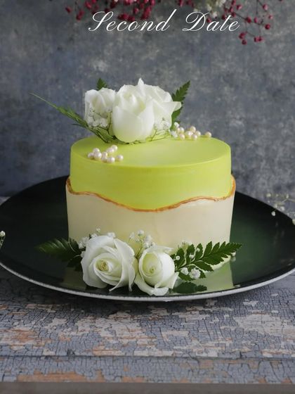 Second date? Bring cake! This elegant cake with white roses is the perfect dessert to share over good conversation.
