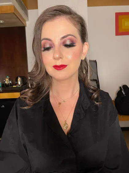A no-filter shot of the classic glam look for DJ Zoya. You can see the seamless blend of the eyeshadow and the radiant finish on the skin, proving that a bold look can still look fresh.