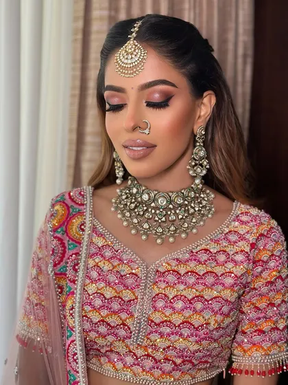 Warm tones and my signature liner for my beautiful bride. The winged liner adds definition and a touch of drama to the soft, warm eyeshadow.