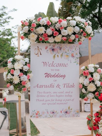 Welcoming Entrances & Aisles photo 9