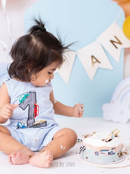 A moment of quiet contemplation before the mess begins. I always capture a range of moods during a cake smash, from excitement to curiosity.