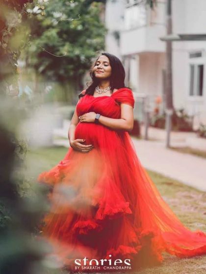 This fiery red tulle gown brings so much life and color to maternity photos. Its layered design adds texture and movement, creating a truly memorable look for your special shoot.