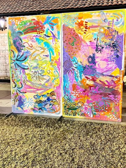 The magnificent final result. Two large abstract canvases filled with the collective creativity of all the guests, creating a lasting memory of the event.