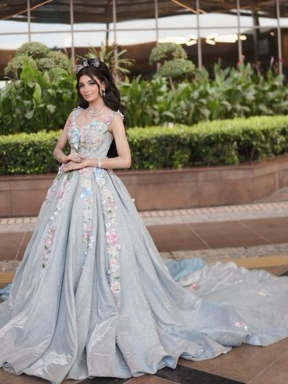 A dreamy, Disney-inspired glam look. The voluminous gown and sparkling makeup create a true fairytale moment.