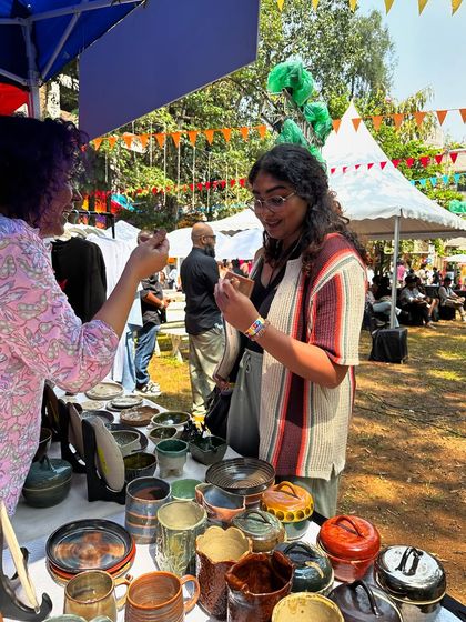 Sharing a laugh and talking about the different textures and glazes on my pieces. These face-to-face interactions at Mumbai pop-ups are what make being a local artist so special.