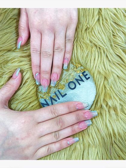 This beautiful set features a soft pink and blue-gray ombré with a subtle shimmer. The delicate color transition and sparkling finish create a look that is both elegant and modern.