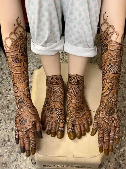 This shot shows the beautiful coordination between the hand and feet mehendi. The patterns are similar in style, creating a complete and elegant bridal look.
