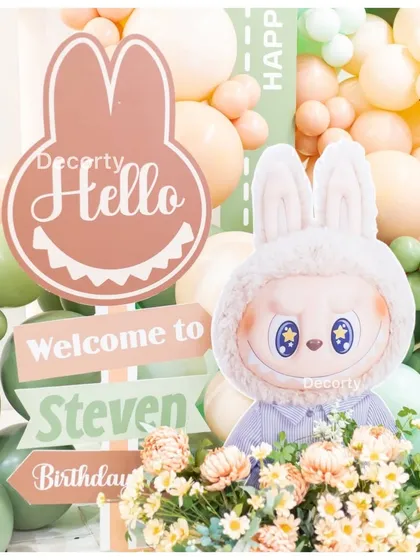 More cute character details from the Labubu party.