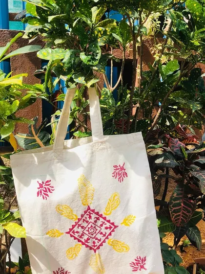 Every creation is unique. This participant chose a combination of geometric and natural motifs for their tote bag, resulting in a truly personal piece of functional art.