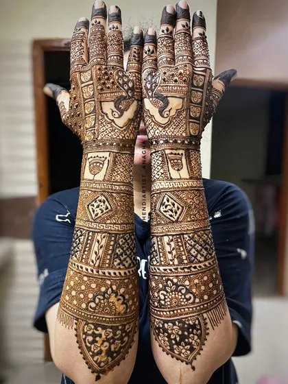 This is the back-hand view of a heavy bridal design. I focus on creating a cohesive look with dense patterns, including paisleys and florals, ensuring the mehendi is beautiful from every angle.