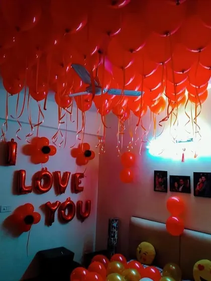 A simple yet effective romantic room decoration. The ceiling is covered with red balloons, and "I LOVE YOU" foil balloons are placed on the wall to express your feelings.
